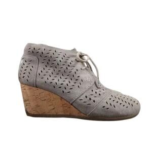 Toms Shoes Womens 7.5 Bootie Desert Wedge Drizzle Grey Suede Perforated Leaf